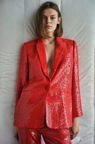 Claudia Winkleman draagt ​​een rood pak met Zara-lovertjes voor een strikt lanceringsprogramma 
