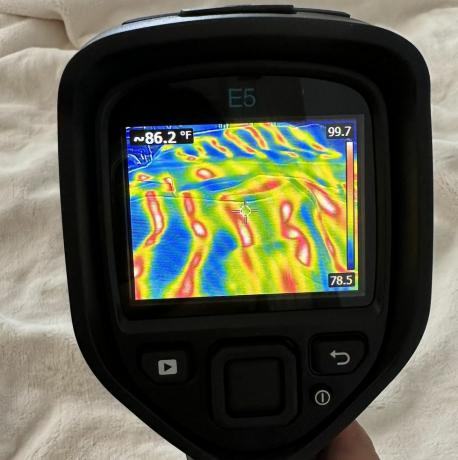 Een close-up van een thermische camera die naar een verwarmde deken kijkt