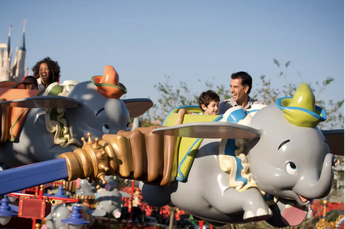passagiers rijden dumbo de vliegende olifant in Walt Disney World's Magic Kingdom Park