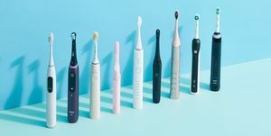 9 elektrische tandenborstels naast elkaar op een blauwe achtergrond